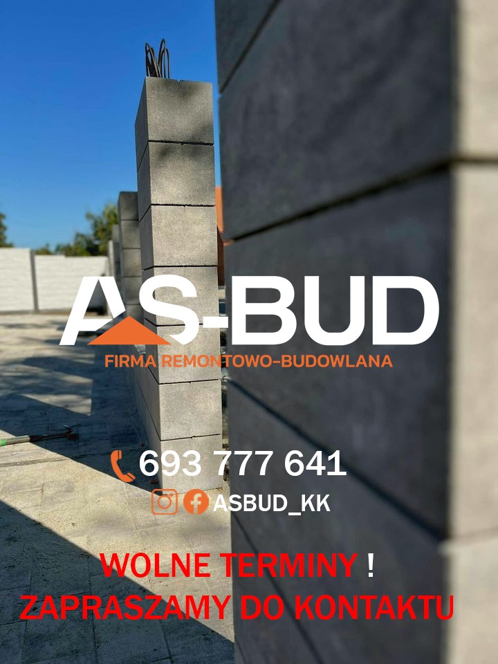 Zdjęcie prezentuje fragment budowanego muru z szarych bloczków betonowych, z wystającymi prętami zbrojeniowymi, na tle jasnego nieba i fragmentu białego ogrodzenia. Na pierwszym planie widoczne...