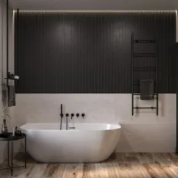 Nowoczesna łazienka z wolnostojącą białą wanną, czarną armaturą i grzejnikiem drabinkowym, podświetlana ściana z pionowych paneli, drewnopodobna podłoga, minimalistyczny stolik z dekoracjami.