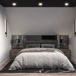 Elegancka sypialnia na poddaszu z łóżkiem małżeńskim, szafkami nocnymi z lampkami, czarnym dywanem w marmurkowy wzór i oświetleniem punktowym oraz listwowymi lampami ściennymi.