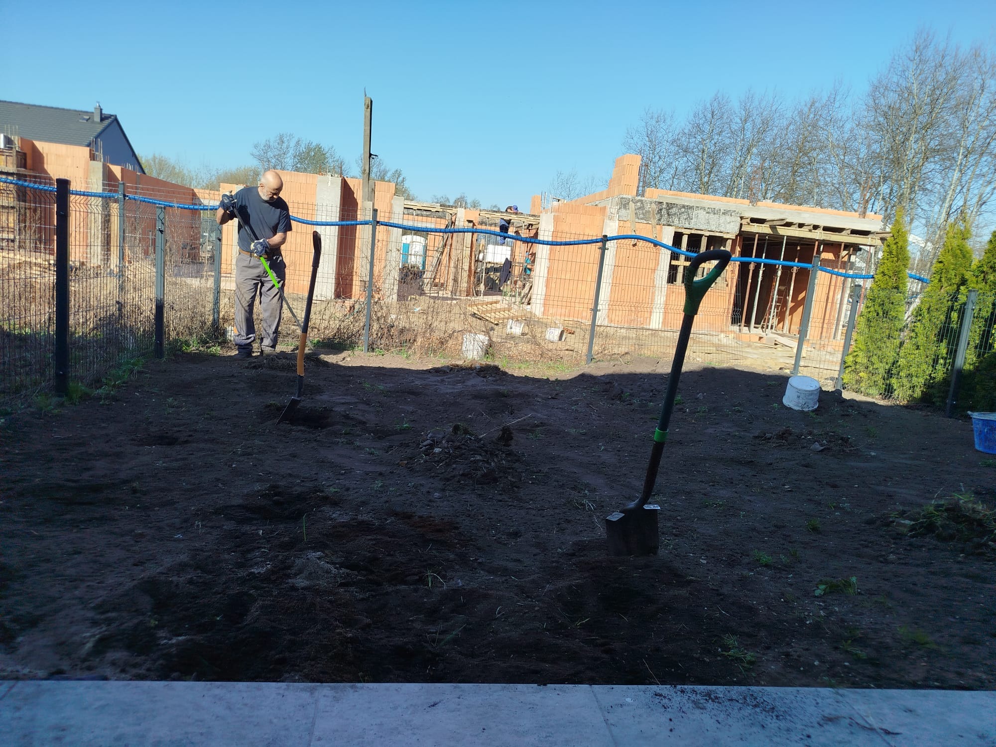 Sosnowiec - przygotowanie terenu pod trawnik + ułożenie trawy w rolce.