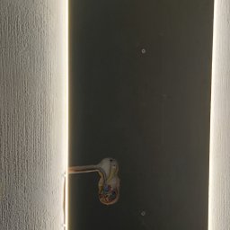 Montaż LED pod lustrem z pleksy