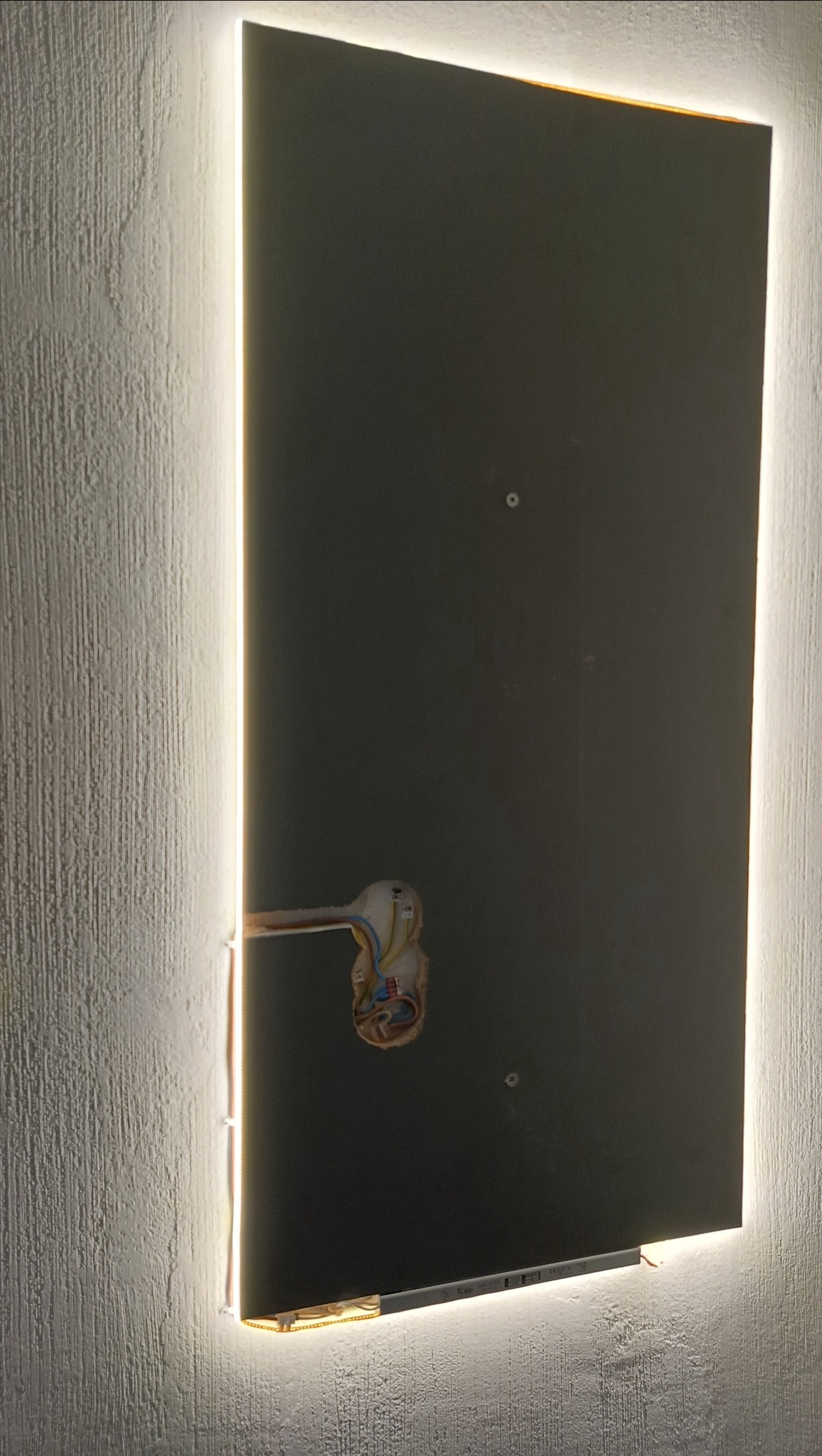 Montaż LED pod lustrem z pleksy