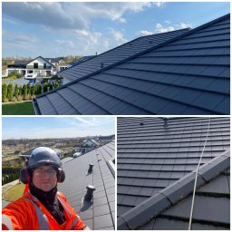 RENOWATOR KAROL PRZEŹDZIĘK - Panelowe ujęcie dachu z ciemnej dachówki, widok z góry na domy w tle i pracownika w odzieży ochronnej w zbliżeniu, prezentujące detale i kontekst wykonanej pracy.