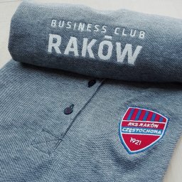 Everglow Paweł Świąć - Jasnoniebieska koszula polo z haftowanym herbem RKS Raków Częstochowa i białym napisem 'BUSINESS CLUB RAKÓW' na rękawie