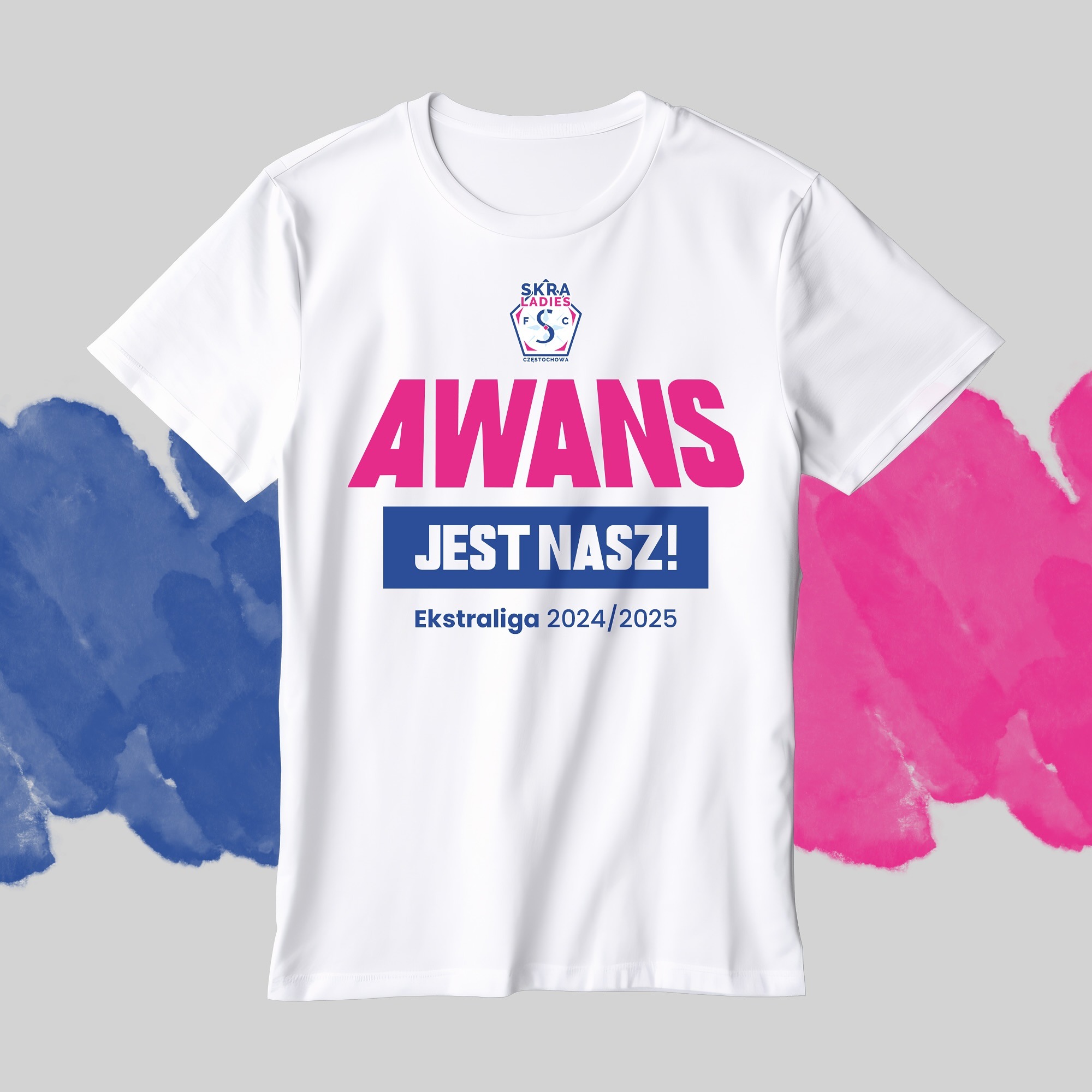 Biała koszulka z nadrukiem promującym awans do Ekstraligi 2024/2025 drużyny Skra Ladies Częstochowa, na szarym tle z akwarelowymi plamami w kolorach niebieskim i różowym.