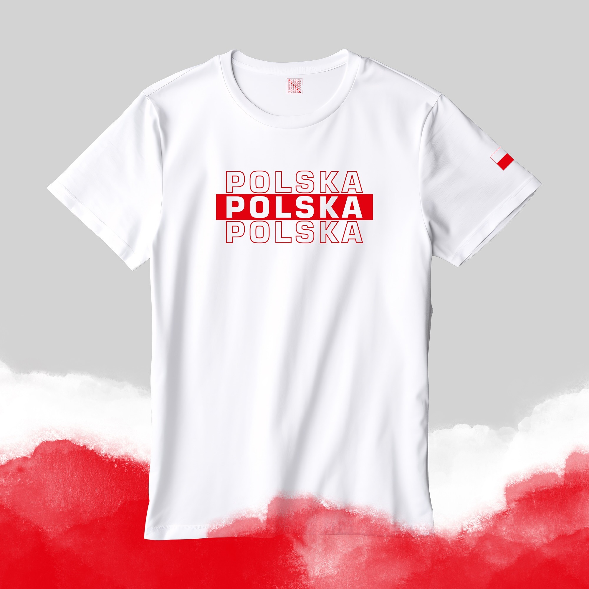 Biała koszulka z czerwonym napisem 'POLSKA' powtórzonym trzy razy, flaga Polski na rękawie, tło w barwach narodowych, ujęcie centralne.
