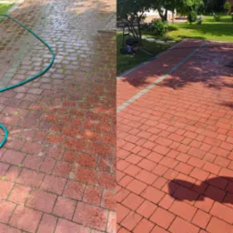 Czerwona kostka brukowa przed i po myciu wysokociśnieniowym; po lewej stronie widoczny brud i mech, po prawej czysta powierzchnia. W tle zielony trawnik i drzewa.