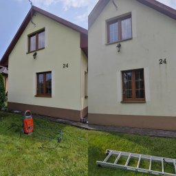 MAREK GRZEGORZ 'KANBUD' USŁUGI KOPARKO ŁADOWARKĄ I REMONT. BUDOWLANE - Porównanie elewacji domu przed i po czyszczeniu, widoczna różnica w kolorze i czystości, na trawniku leży drabina i stoi myjka ciśnieniowa.