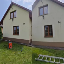 Porównanie elewacji domu przed i po czyszczeniu, widoczna różnica w kolorze i czystości, na trawniku leży drabina i stoi myjka ciśnieniowa.