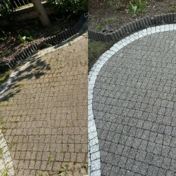 KANBUD - mycie kostki brukowej, podjazdów, elewacji - Efekt przed i po czyszczenia kostki brukowej: po lewej zaniedbana, po prawej odświeżona, szara kostka z jasną obwódką. Widoczne drzewa i roślinność w tle.
