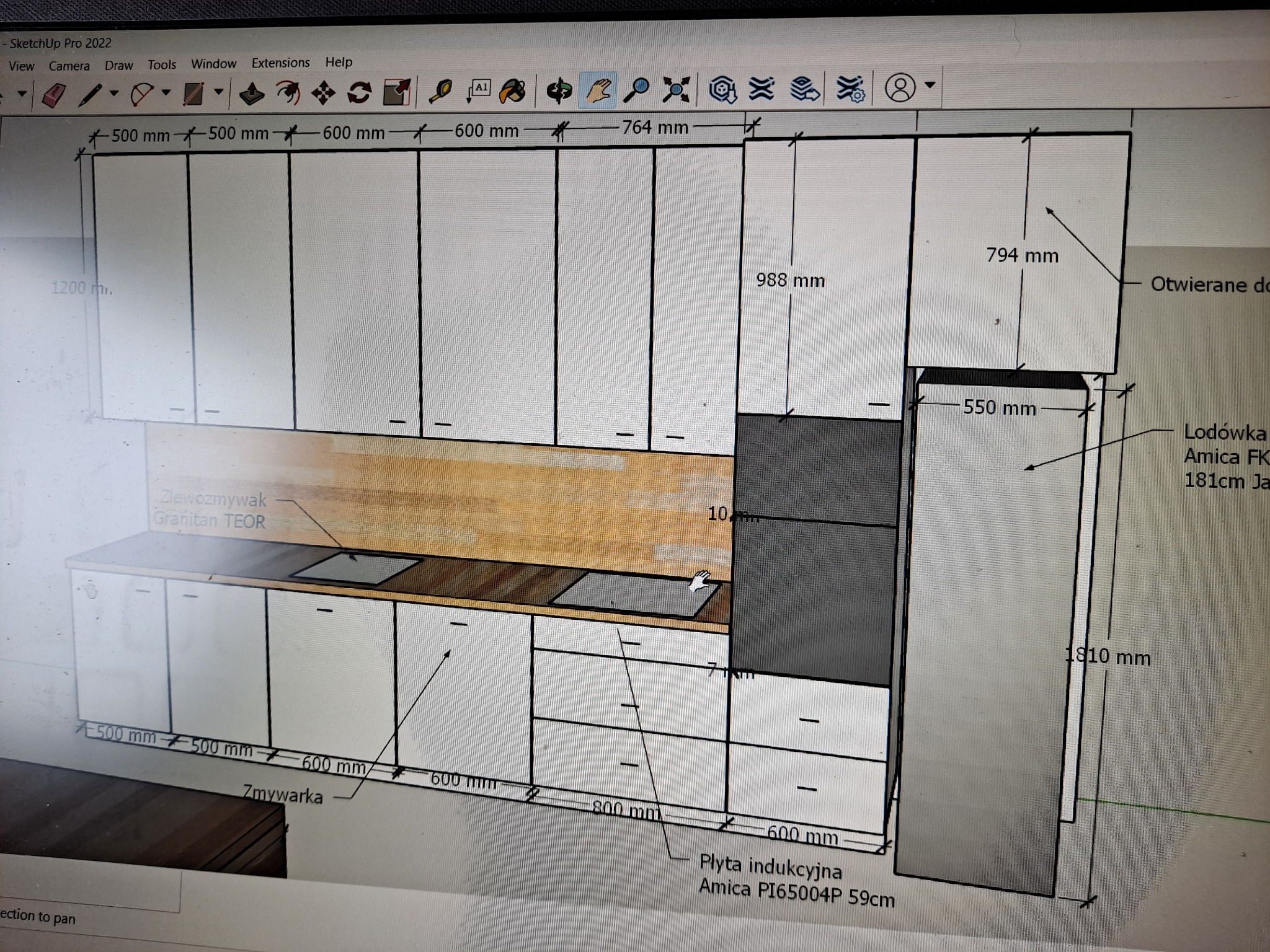 Szkic 3D projektu kuchni z białymi szafkami, drewnianym blatem i wymiarami oznaczonymi w milimetrach, widoczne elementy takie jak zlew, płyta indukcyjna i lodówka Amica.
