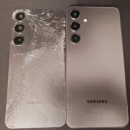 Porównanie tylnej obudowy smartfona Samsung przed i po naprawie: obudowa po lewej stronie z licznymi pęknięciami szkła, obudowa po prawej stronie w stanie idealnym, bez uszkodzeń.
