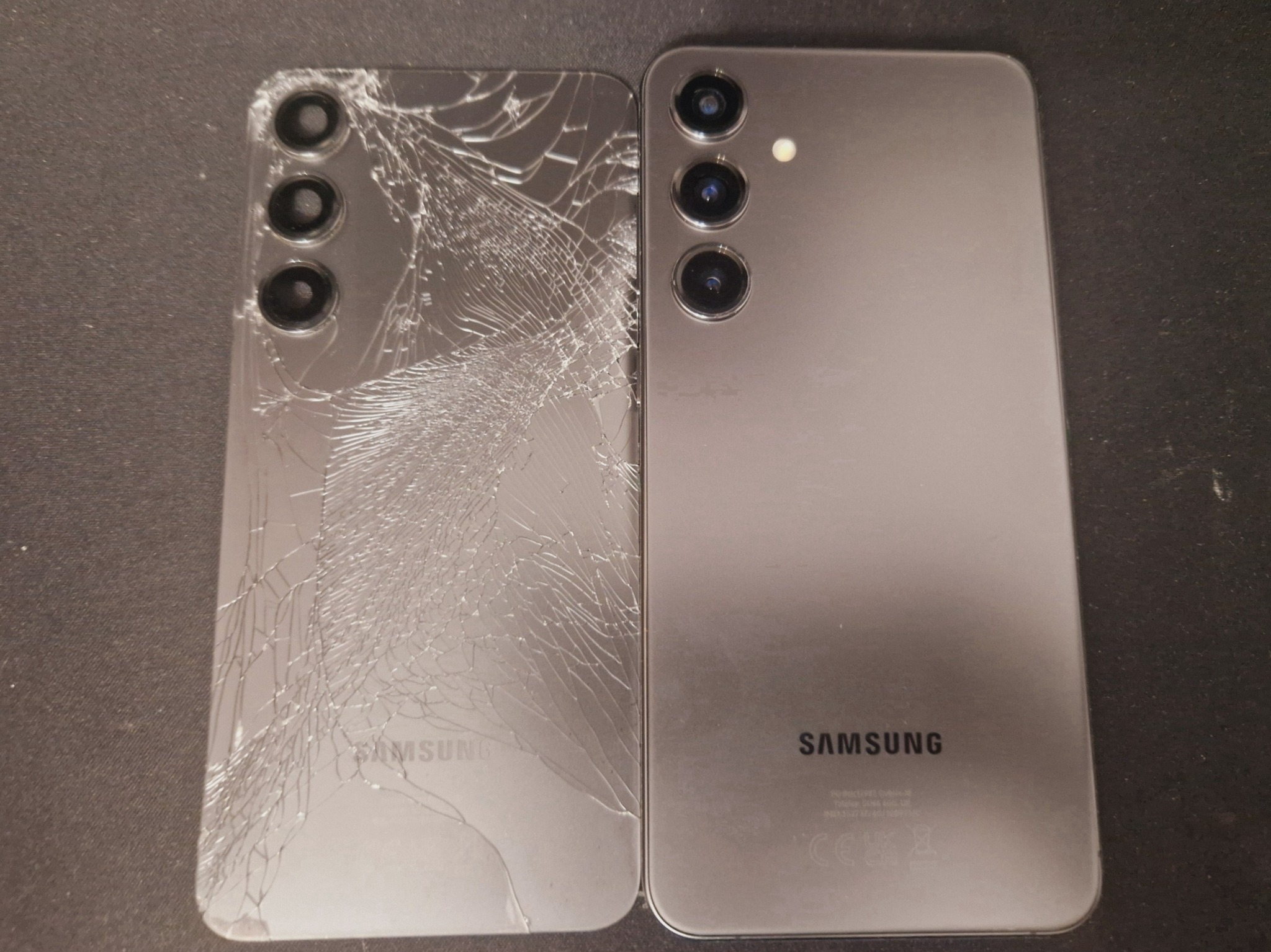 Porównanie tylnej obudowy smartfona Samsung przed i po naprawie: obudowa po lewej stronie z licznymi pęknięciami szkła, obudowa po prawej stronie w stanie idealnym, bez uszkodzeń.