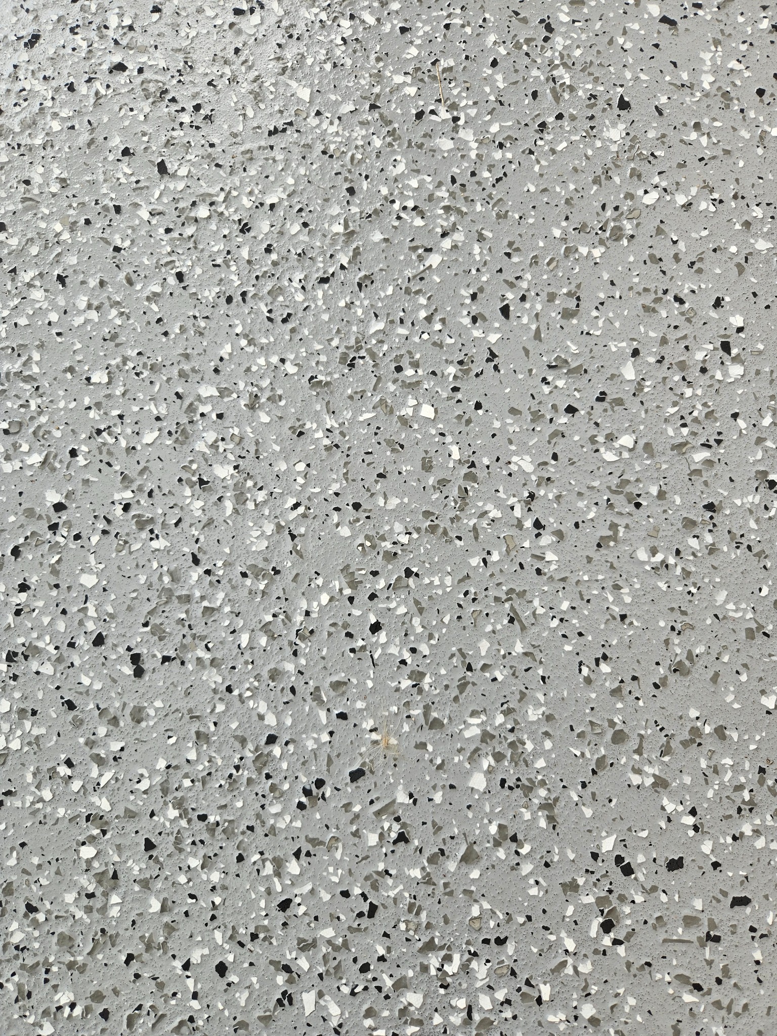 Delikatny zasyp płatkami dekoracjnymi.