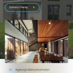 Wnętrze przestronnego domu z drewnianym sufitem, dużymi oknami i schodami, ukazujące st&oacute;ł jadalny i krzesła w minimalistycznym stylu.