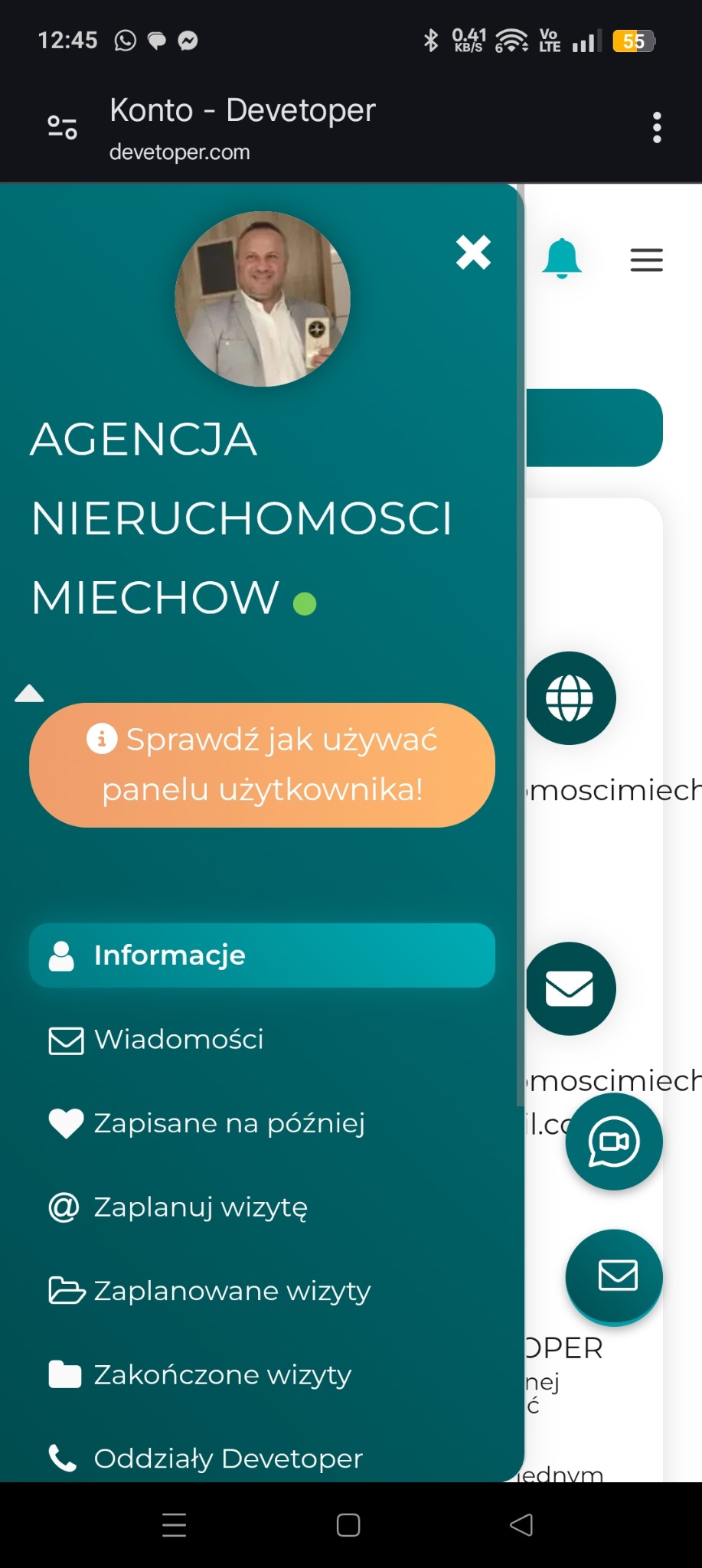 Ekran telefonu prezentujący aplikację Agencji Nieruchomości Miechów z menu bocznym zawierającym informacje, wiadomości, zaplanowane wizyty oraz dane kontaktowe, z widocznym portretem pracownika...