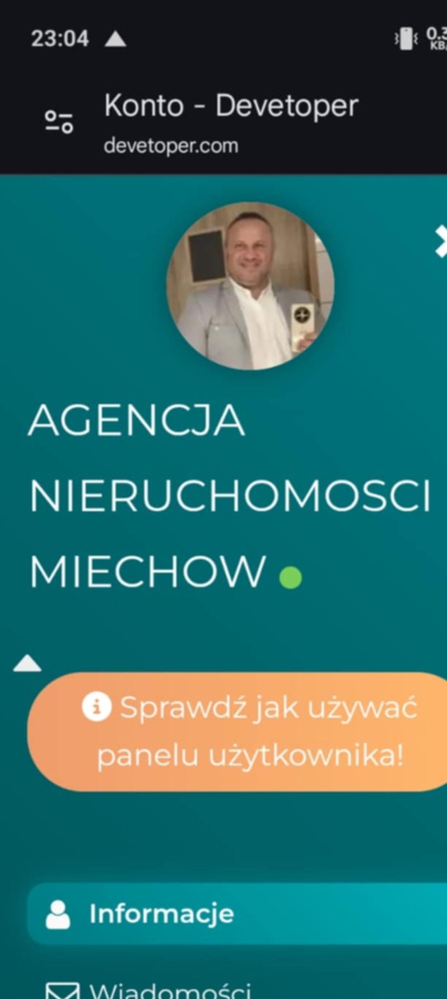 Ekran aplikacji mobilnej Agencji Nieruchomości Miechów z okrągłym zdjęciem profilowym mężczyzny w garniturze, informacją o panelu użytkownika oraz ikonami informacji i wiadomości.