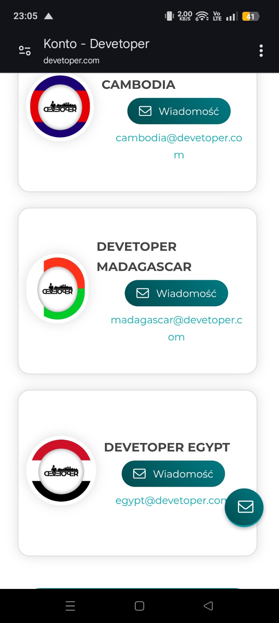 Ekran telefonu prezentujący listę kontaktów deweloperskich dla Kambodży, Madagaskaru i Egiptu, każdy z logo firmy w barwach narodowych i adresem e-mail.