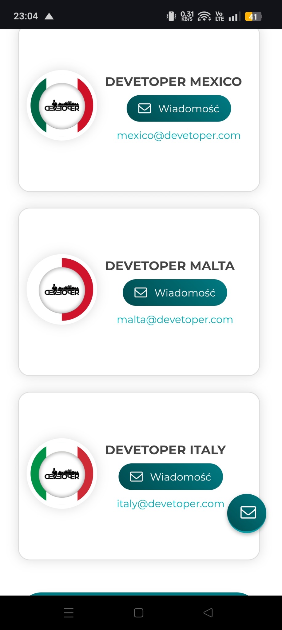 Ekran telefonu prezentujący listę kontaktów do deweloperów z Meksyku, Malty i Włoch, każdy z logo firmy w barwach flagi danego kraju oraz przyciskiem 'Wiadomość' i adresem email.