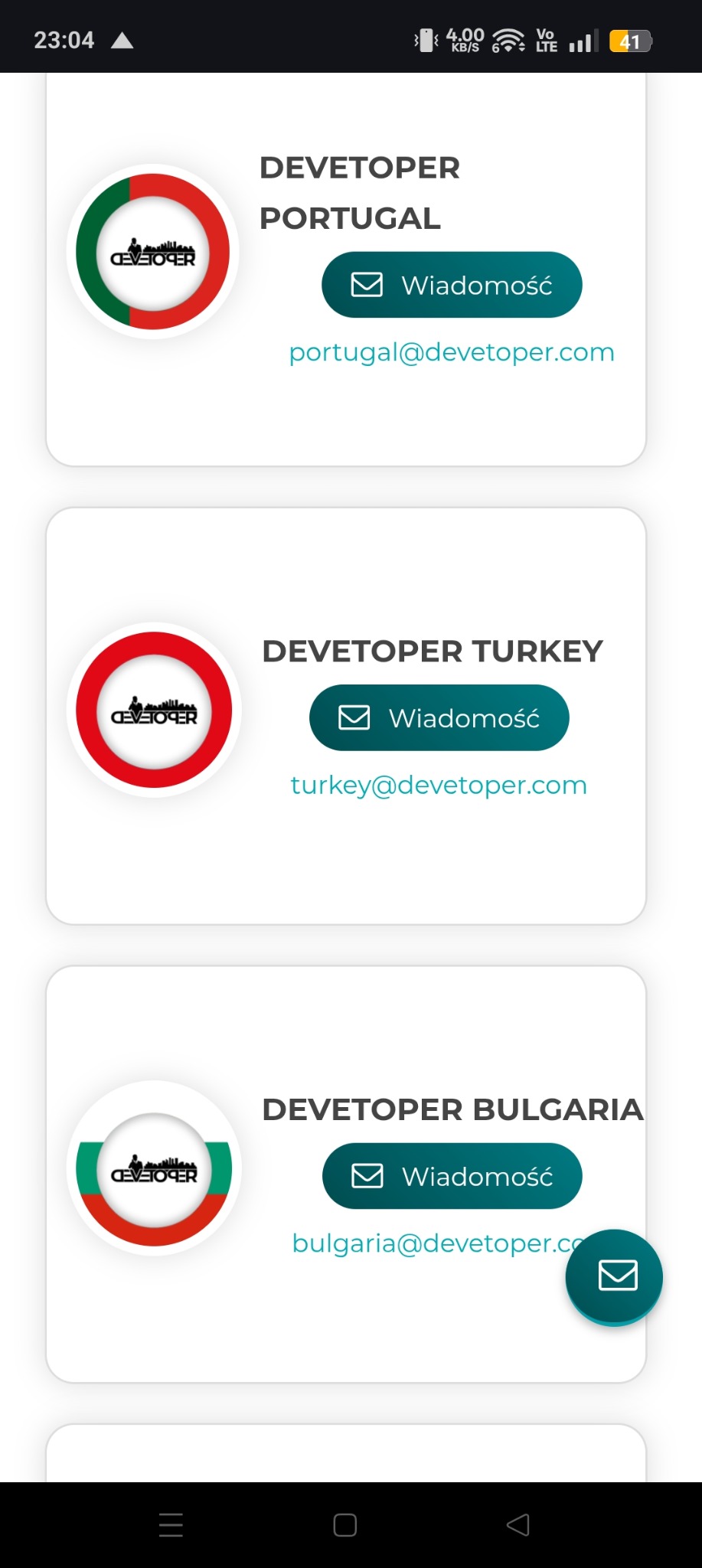 Lista kontaktów firmy deweloperskiej Devetoper z oddziałami w Portugalii, Turcji i Bułgarii, zawierająca logo z panoramą miasta, adresy e-mail i przyciski wiadomości.
