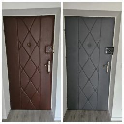 Dawid Papierz - Porównanie: brązowe drzwi wejściowe przed i po przemalowaniu na szaro, z ozdobnym pikowaniem w romby i srebrną klamką.