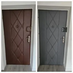 Porównanie: brązowe drzwi wejściowe przed i po przemalowaniu na szaro, z ozdobnym pikowaniem w romby i srebrną klamką.