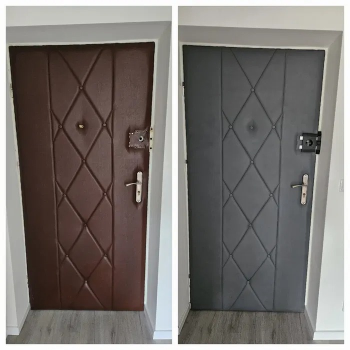 Porównanie: brązowe drzwi wejściowe przed i po przemalowaniu na szaro, z ozdobnym pikowaniem w romby i srebrną klamką.