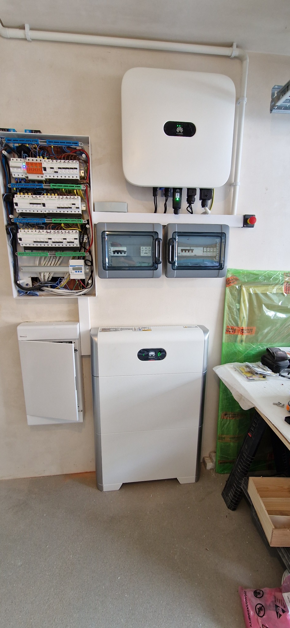 Instalacja magazynu energii Huawei LUNA2000 z rozdzielnicą elektryczną i zabezpieczeniami, widoczne kable i przyłącza.