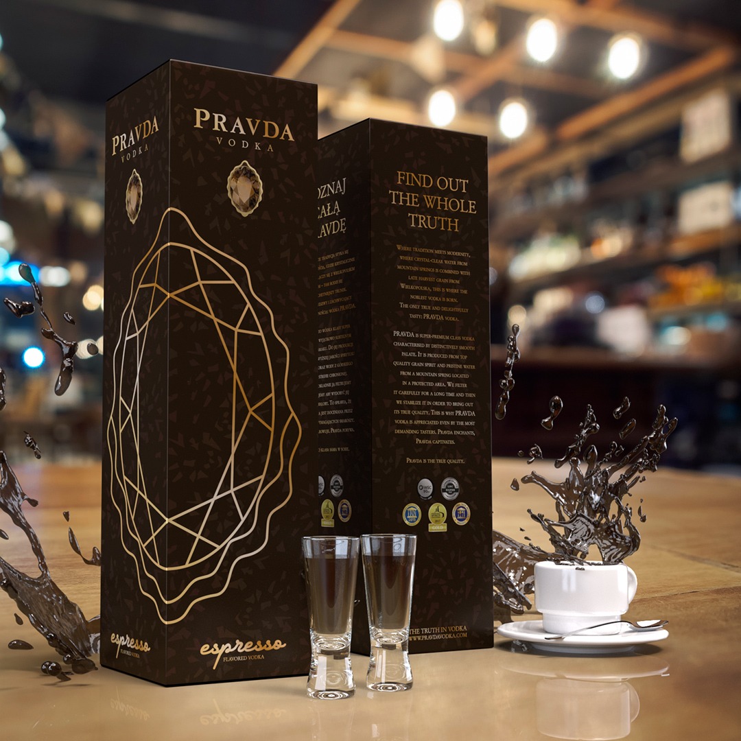 Elegancka prezentacja wódki Pravda Espresso z dwoma kieliszkami i filiżanką kawy, na drewnianym blacie z rozmytym tłem baru, podkreślona kroplami rozbryzgującej się cieczy.