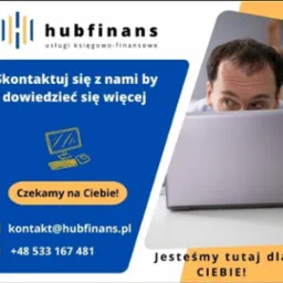 Mężczyzna spogląda znad ekranu laptopa w kadrze reklamowym usług księgowo-finansowych hubfinans.pl z hasłem 'Jesteśmy tutaj dla CIEBIE!'