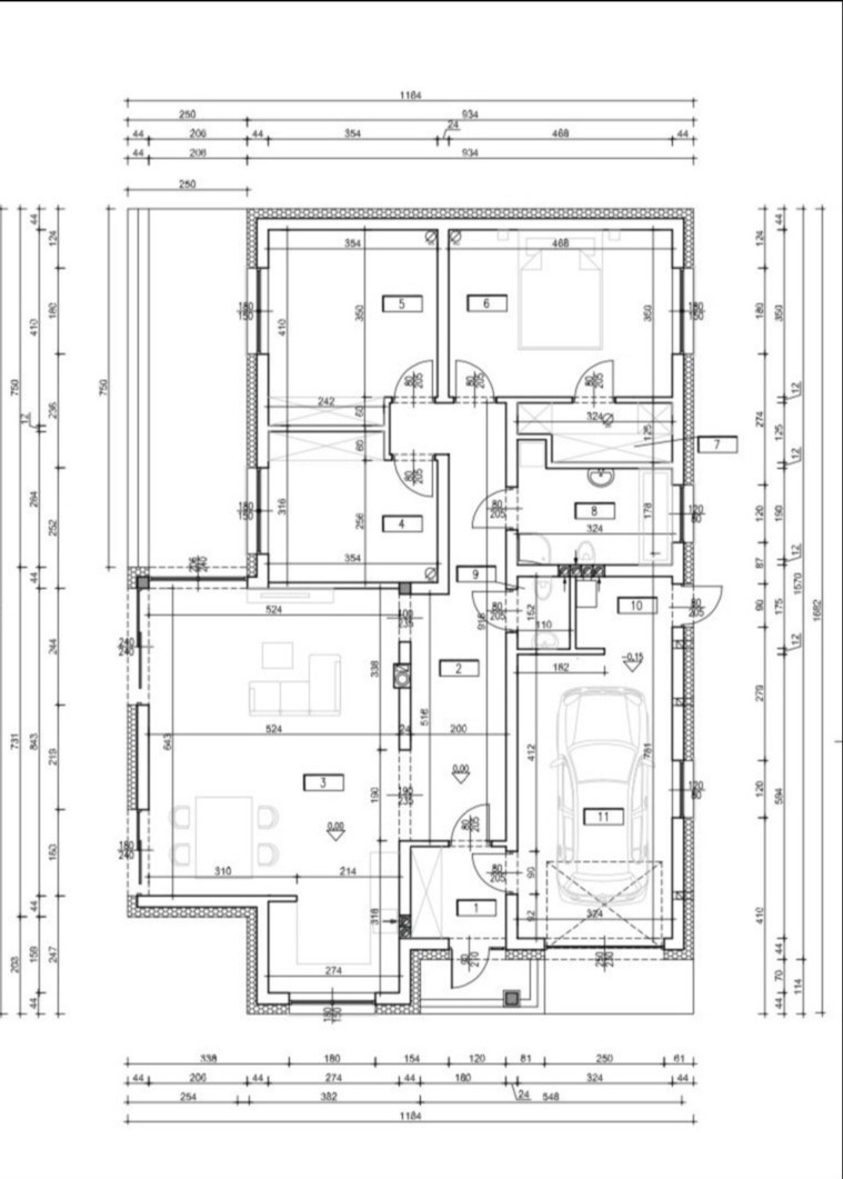 Rzut poziomy domu jednorodzinnego z garażem, prezentujący układ pomieszczeń, wymiary i rozmieszczenie mebli, narysowany czarną linią na białym tle z naniesionymi wymiarami.