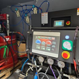 Seven Pur - Wnętrze pojazdu z maszyną do natrysku pianki PUR: manometry, wyświetlacz z parametrami, zbiorniki z komponentami, przewody. Gotowość do ocieplania pianką.