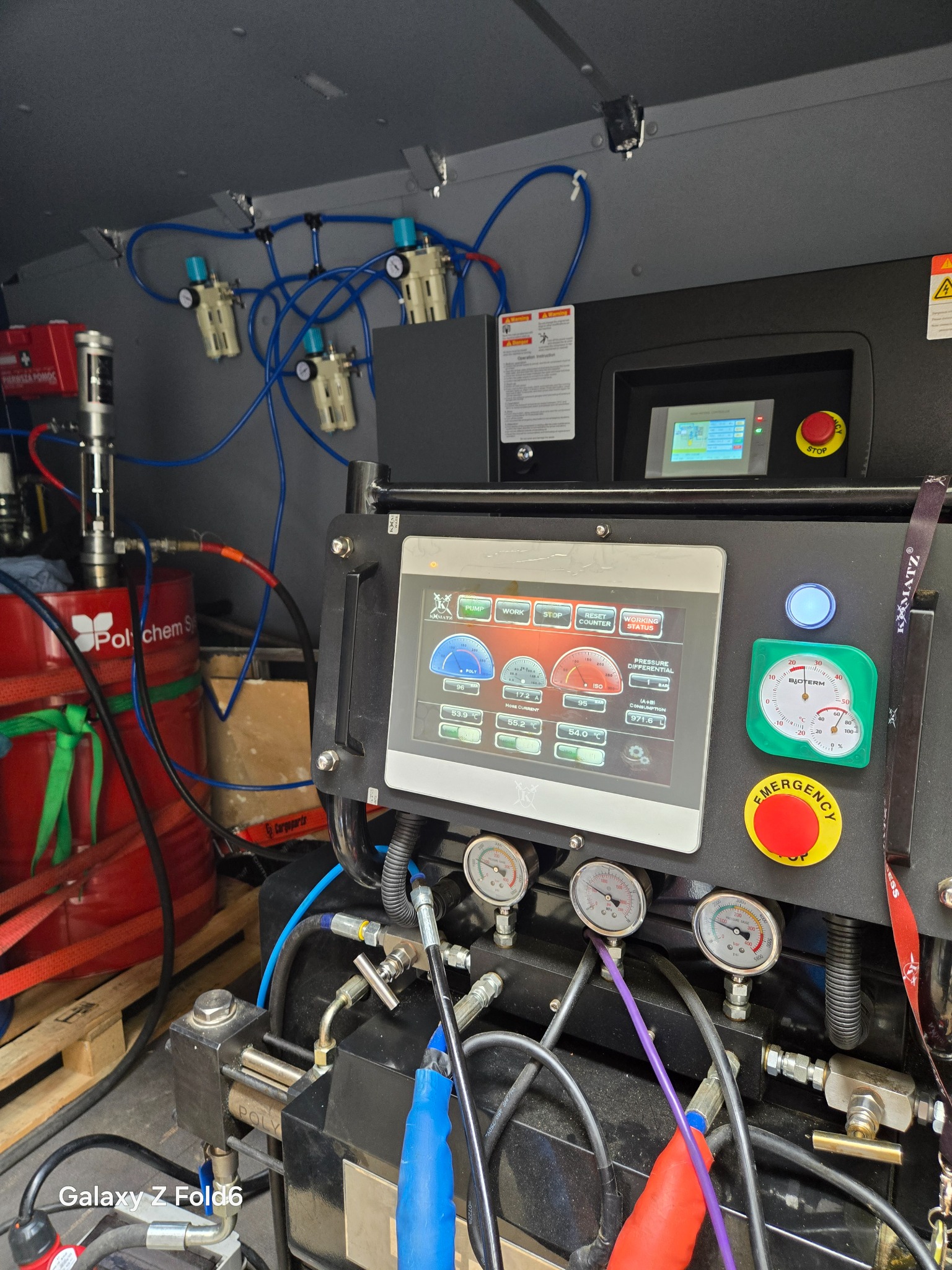 Wnętrze pojazdu z maszyną do natrysku pianki PUR: manometry, wyświetlacz z parametrami, zbiorniki z komponentami, przewody. Gotowość do ocieplania pianką.