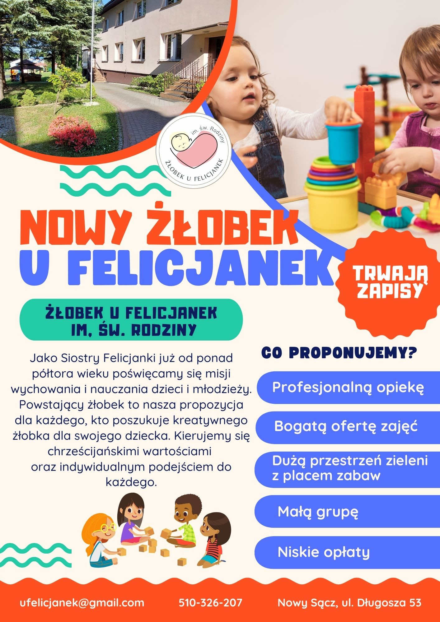 Reklama nowego miejsca opieki nad dziećmi: Dwoje małych dzieci bawi się kolorowymi klockami na stole, w tle budynek placówki i logo.