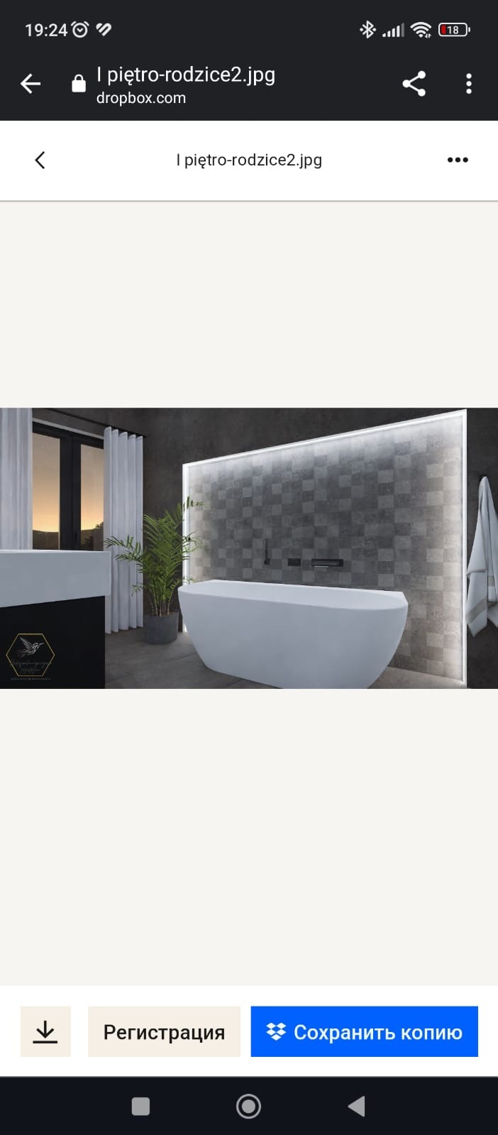 Nowoczesna łazienka z wolnostojącą wanną, podświetlaną ścianą z szarej mozaiki, rośliną doniczkową i logo firmy w rogu.