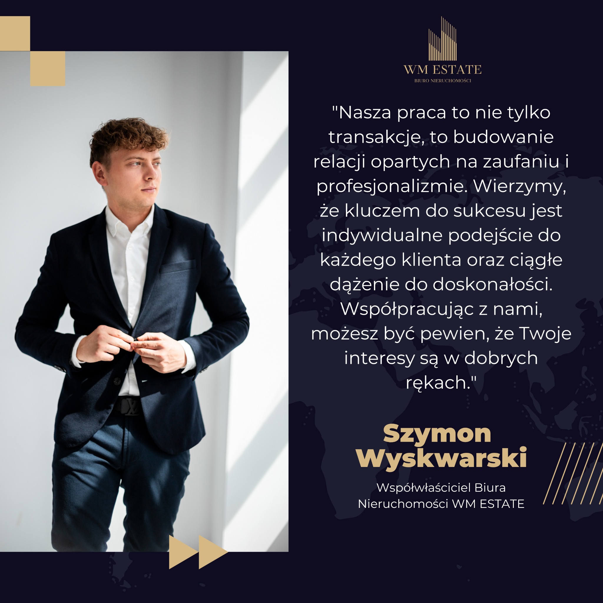 Portret młodego mężczyzny w granatowym garniturze, zapinającego marynarkę, z tekstem reklamowym i logo biura nieruchomości WM ESTATE w tle.