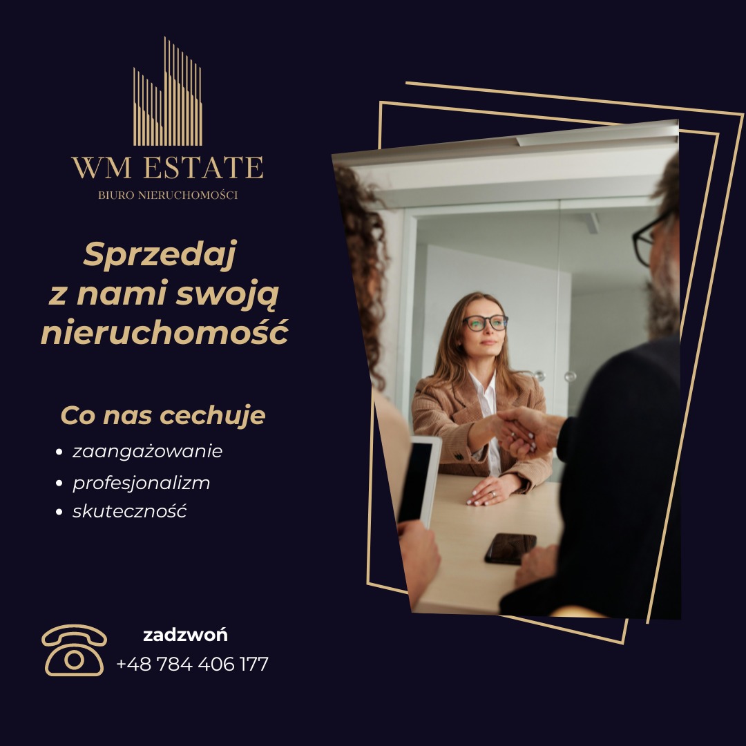 Grafika reklamowa biura nieruchomości WM Estate z hasłem 'Sprzedaj z nami swoją nieruchomość'. Na zdjęciu kobieta w okularach w brązowej marynarce uśmiecha się, podając rękę mężczyźnie w garniturze.