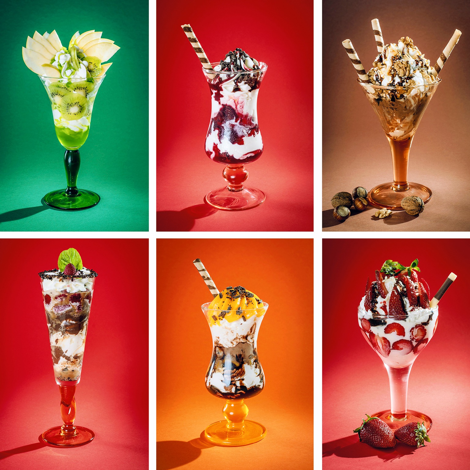 Kompozycja sześciu deserów lodowych w wysokich pucharkach na kolorowych tłach: kiwi z jabłkiem, wiśnia z czekoladą, orzech z waflami, malina z bitą śmietaną, mango z polewą i truskawka z waflami.