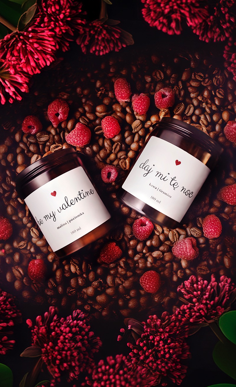 Dwa słoiczki z etykietami 'be my valentine' i 'daj mi tę noc', otoczone ziarnami kawy, malinami i czerwonymi kwiatami na ciemnym tle.