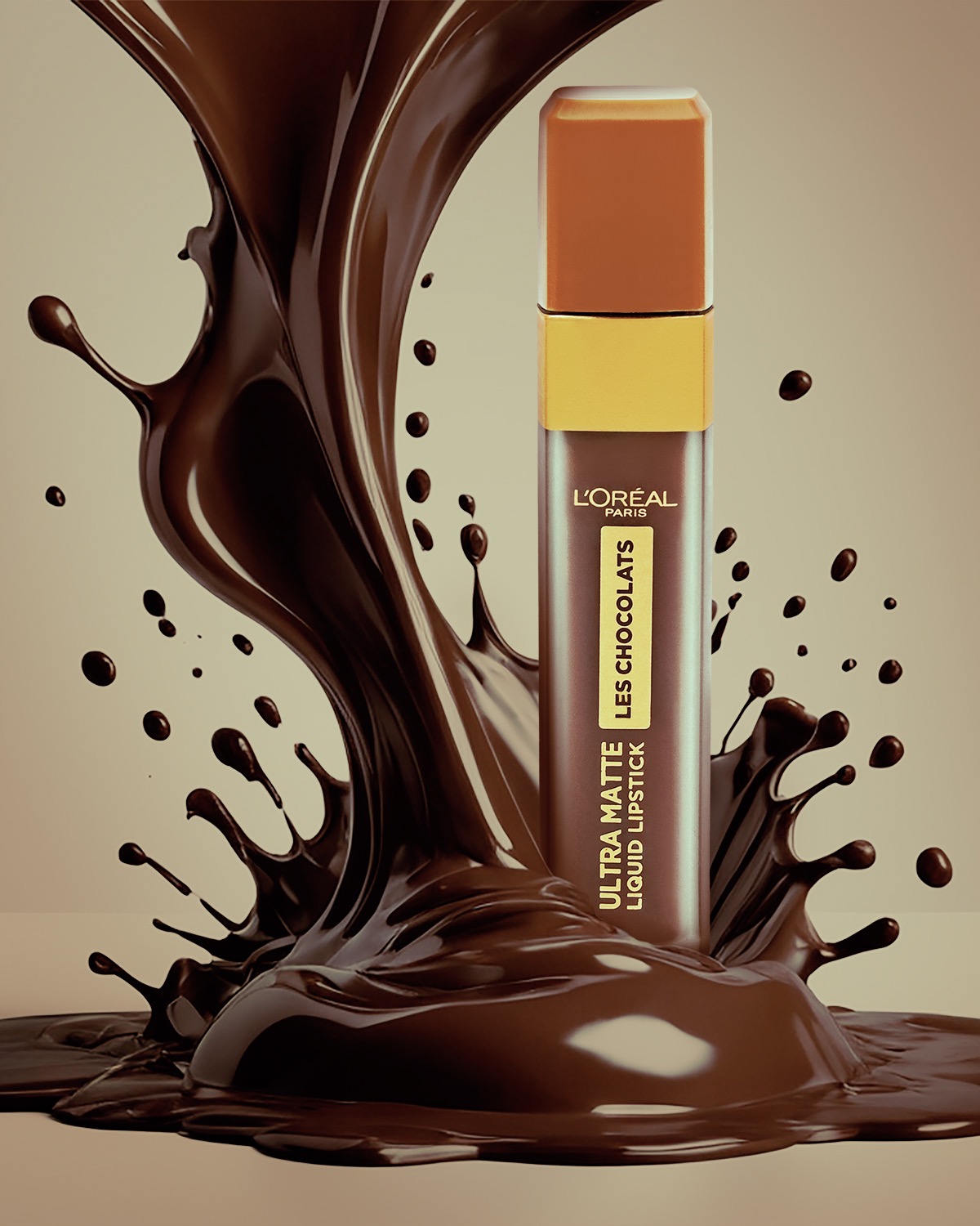 Pionowe ujęcie szminki w płynie L'Oréal Les Chocolats Ultra Matte, otoczonej rozpryskującą się czekoladą, na beżowym tle.