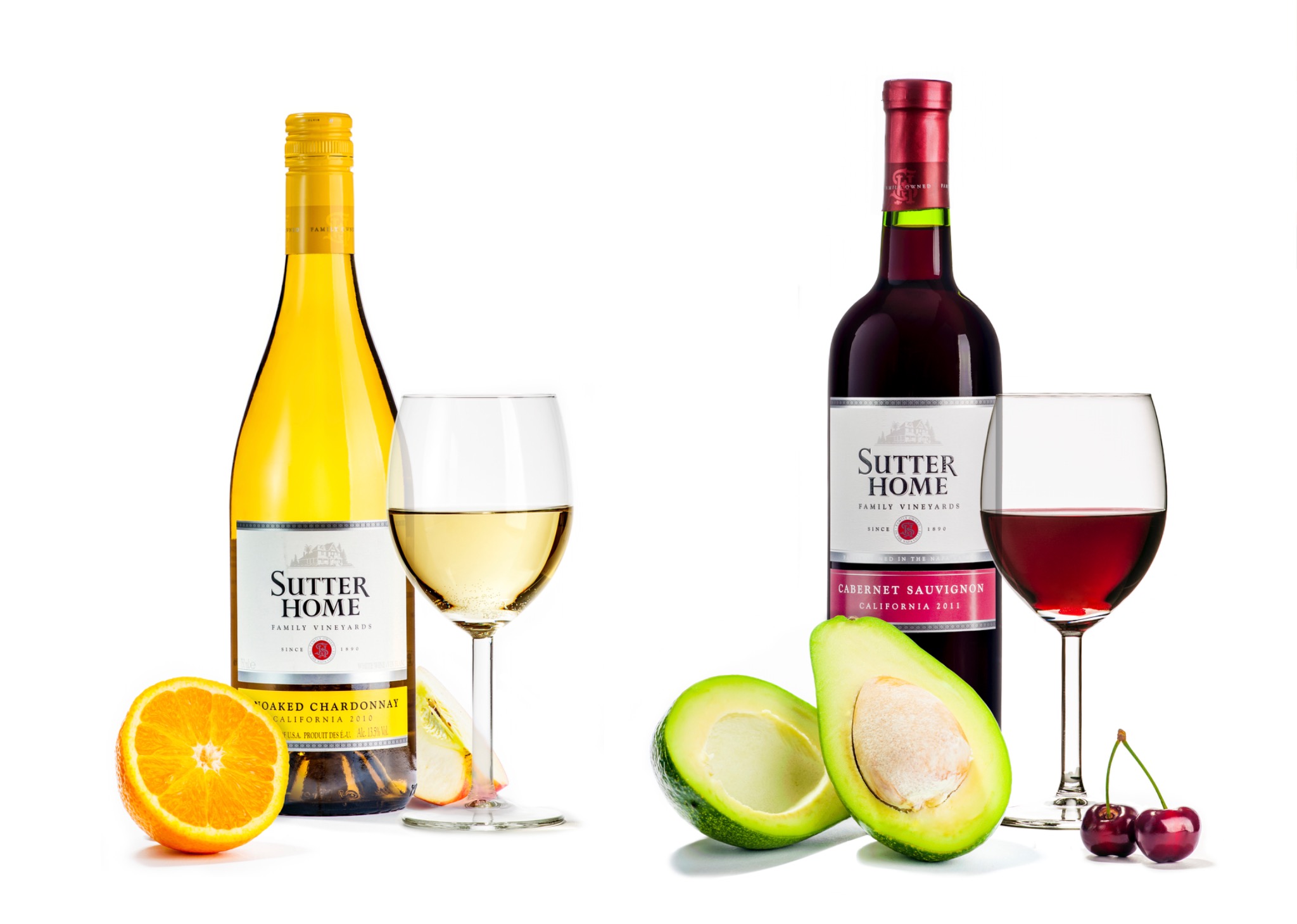 Dwie butelki wina, białe i czerwone, z owocami: pomarańcza, jabłko, awokado i wiśnie, na białym tle.