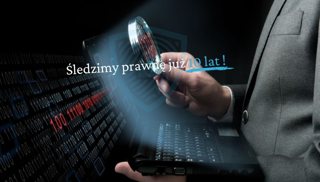 Mężczyzna w garniturze trzymający lupę nad laptopem wyświetlającym kod binarny, symbolizujący śledzenie prawdy w cyberprzestrzeni.