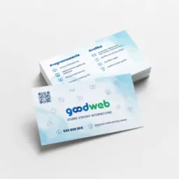 Stos wizytówek firmy Goodweb z informacjami o tworzeniu stron internetowych i grafice reklamowej, z widocznym kodem QR i danymi kontaktowymi.