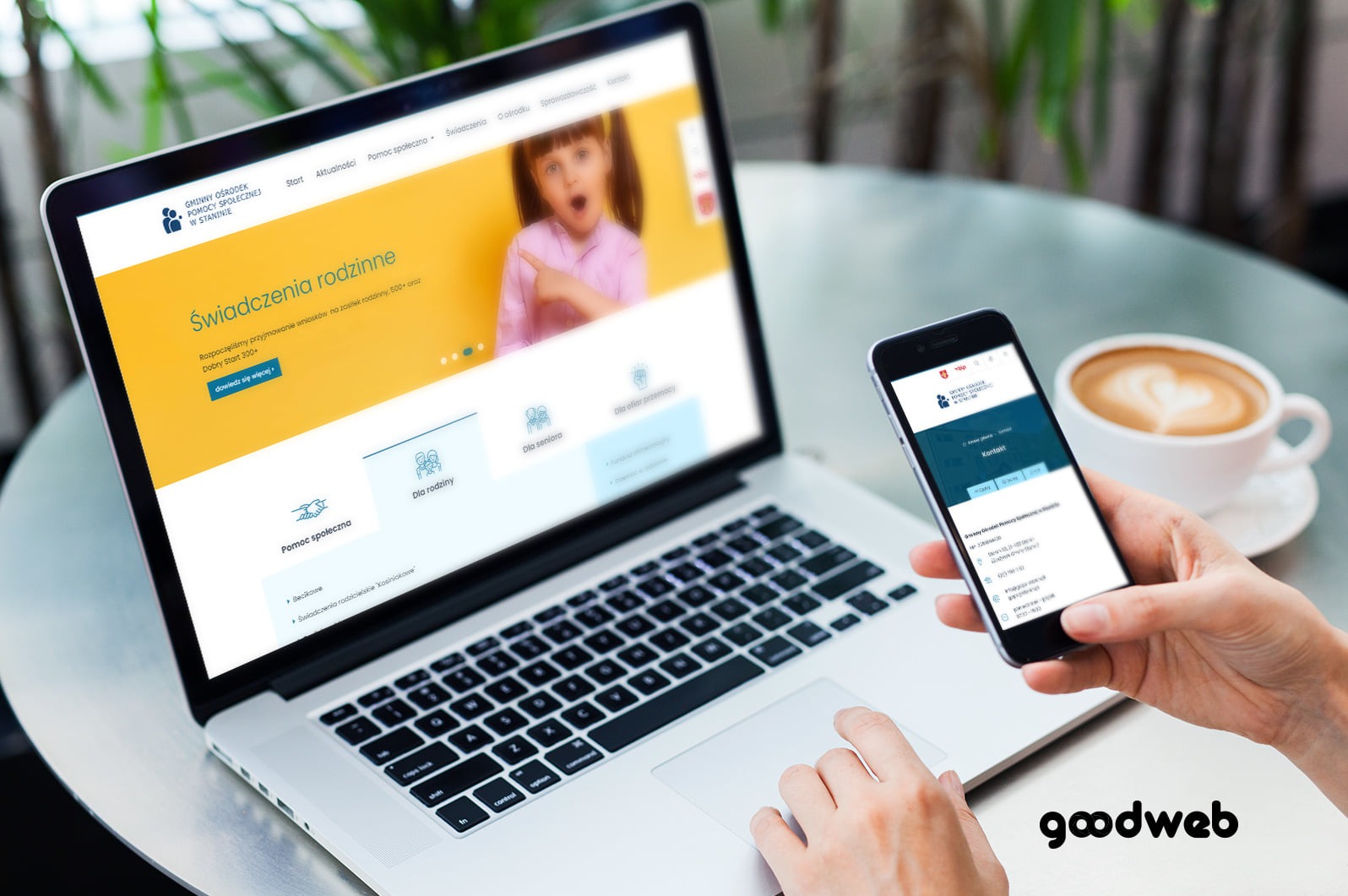 Laptop i smartfon wyświetlające strony internetowe Gminnego Ośrodka Pomocy Społecznej w Staninie, obok filiżanka kawy latte