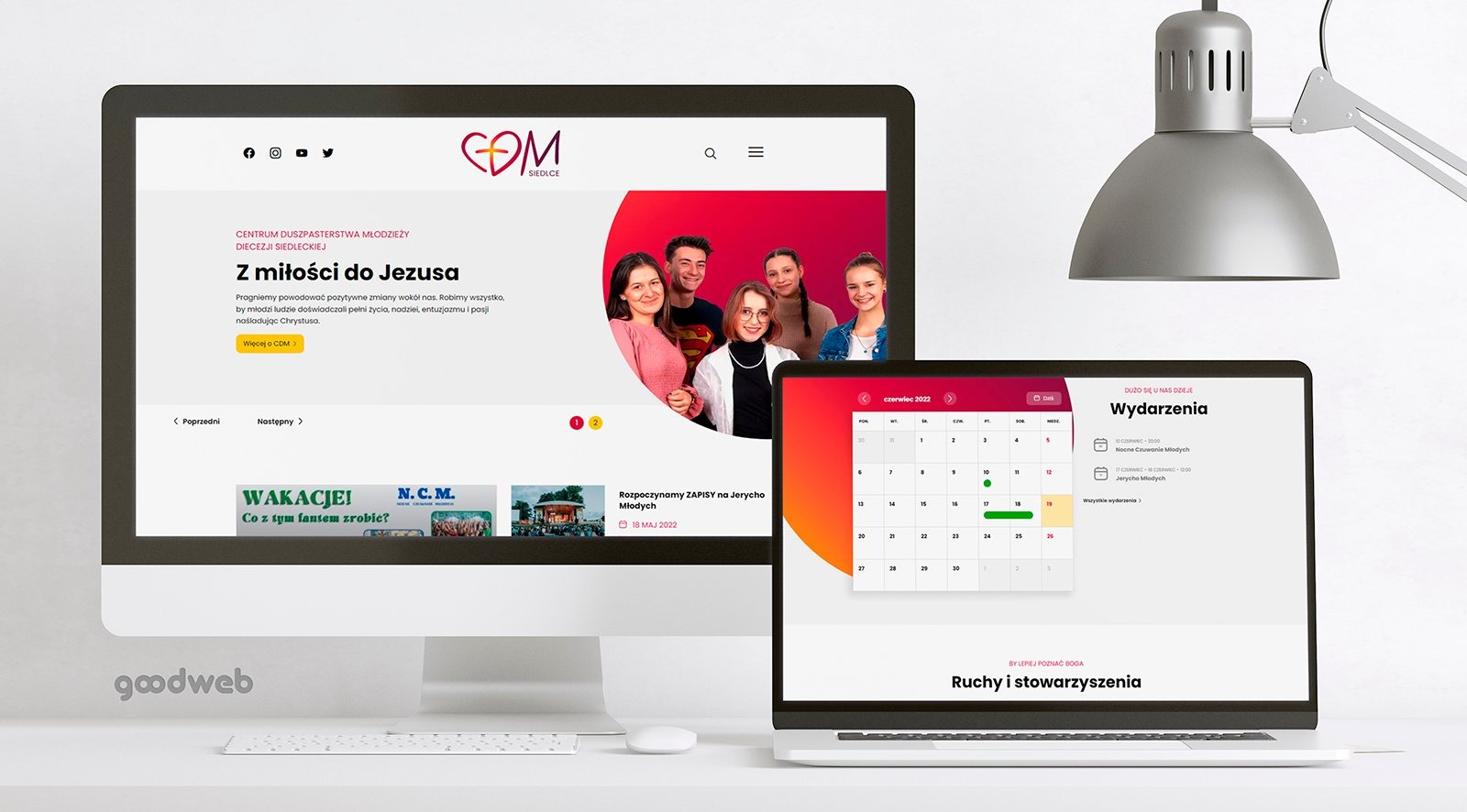 Prezentacja responsywnej strony internetowej na monitorze i laptopie, z kalendarzem wydarzeń i logo CDM Siedlce, oświetlona lampą biurkową.