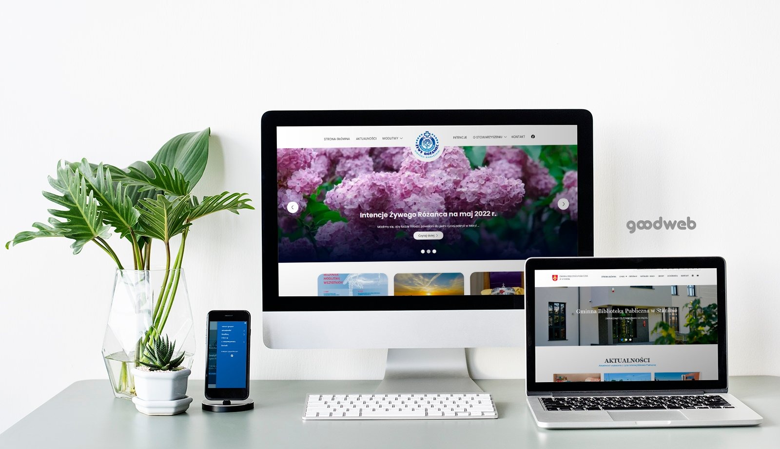 Prezentacja responsywnej strony internetowej na monitorze, laptopie i smartfonie, z motywem kwiatowym na stronie głównej monitora i minimalistycznym designem, obok rośliny doniczkowe i klawiatura...
