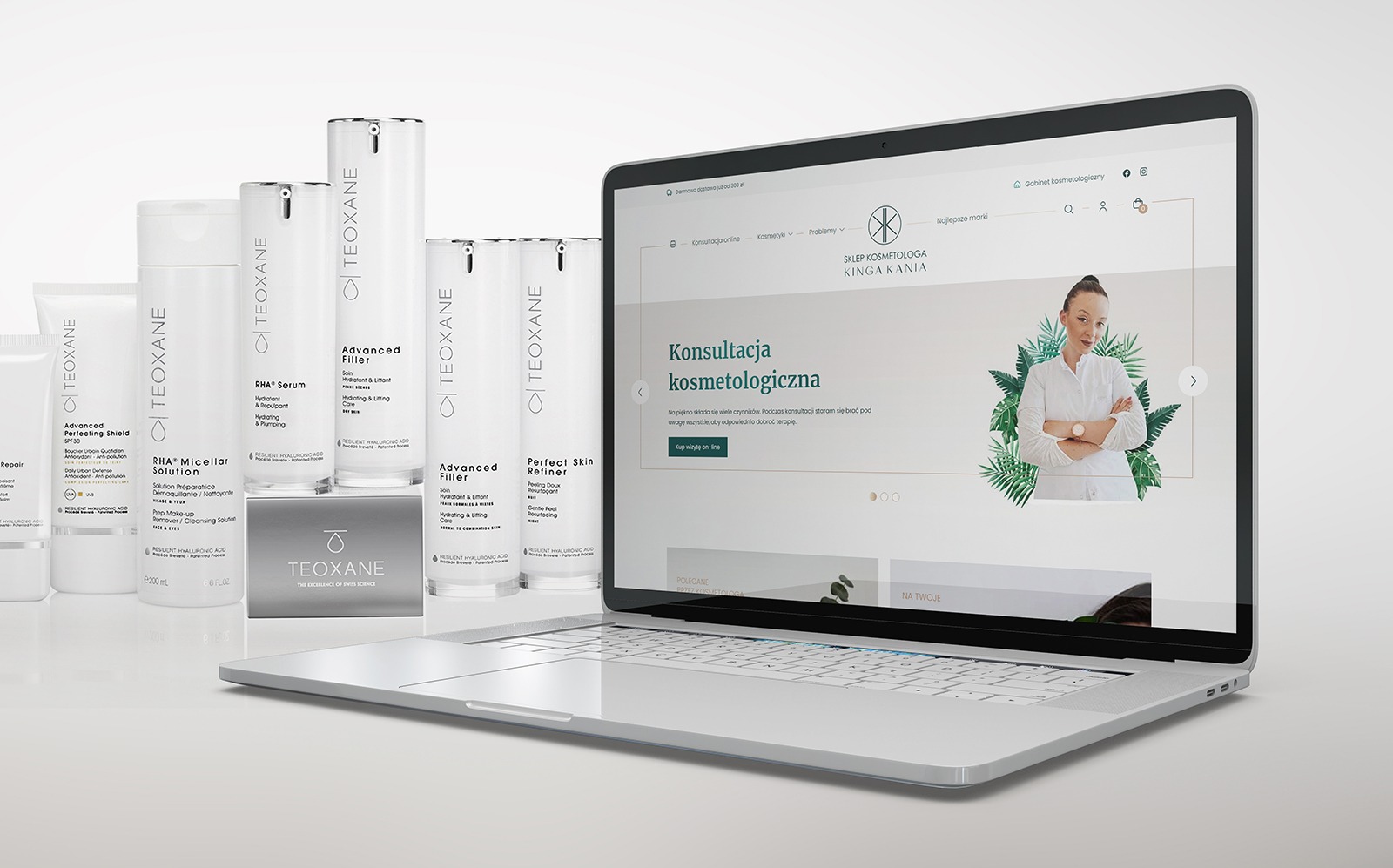 Laptop wyświetla stronę internetową sklepu kosmetycznego 'Sklep Kosmetologa Kinga Kania', obok ustawione produkty marki Teoxane: kremy, serum, toniki.