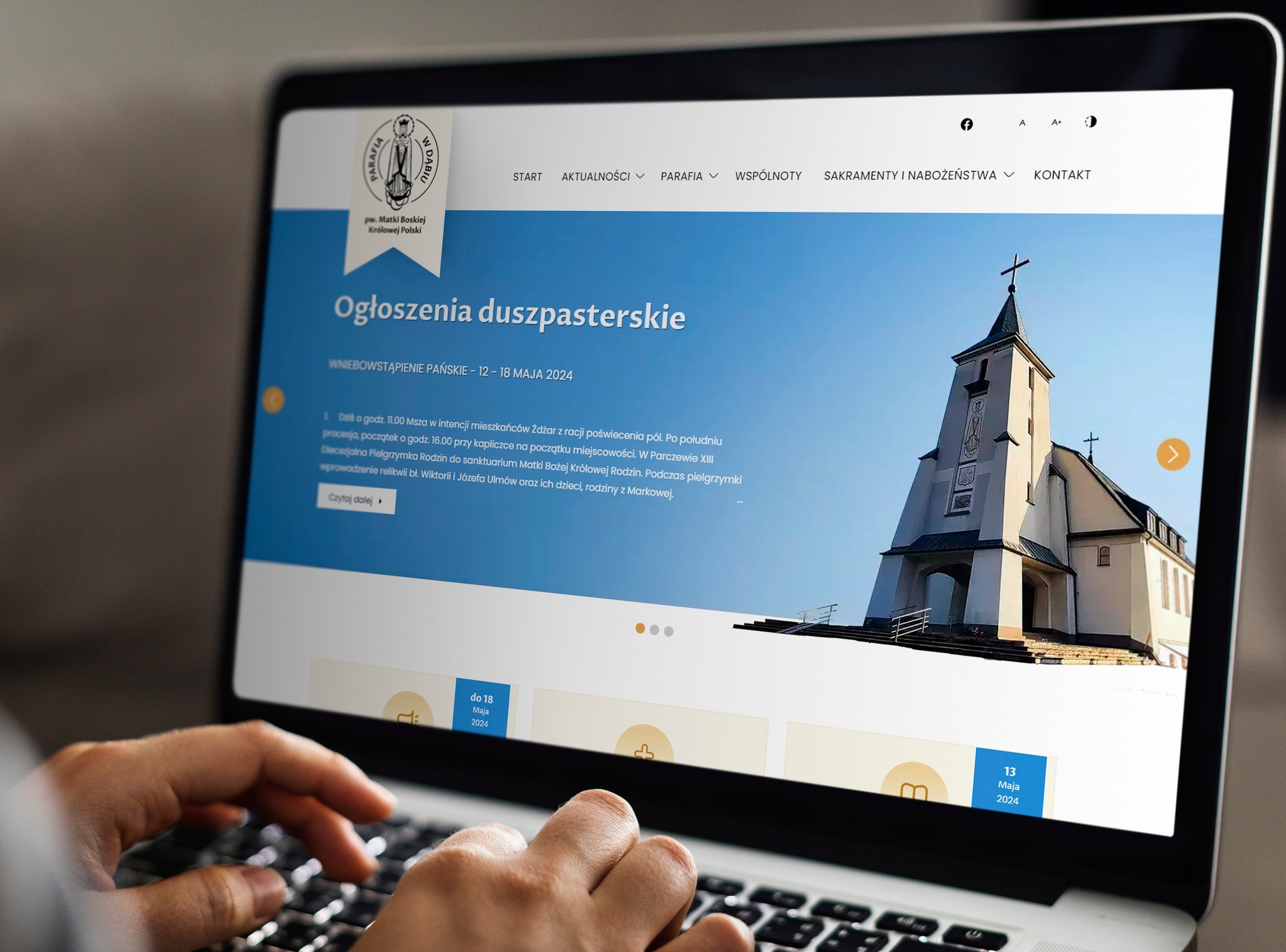 Ekran laptopa z widokiem strony internetowej parafii z ogłoszeniami duszpasterskimi, w tle wpisujące ręce na klawiaturze.