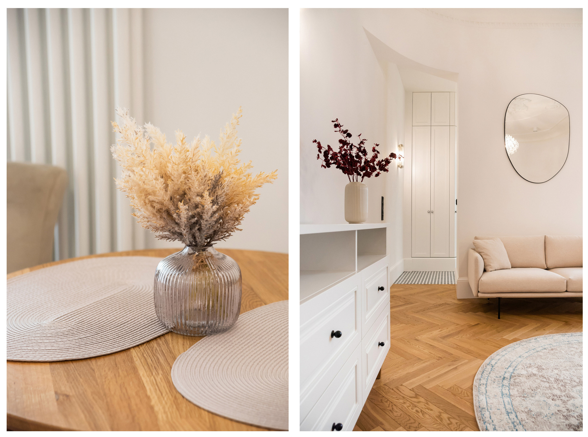 Jasne wnętrze: bukiet suszonych traw w prążkowanym wazonie na drewnianym stole z okrągłymi podkładkami, biała komoda z ciemnymi uchwytami, parkiet w jodełkę, beżowa sofa i asymetryczne lustro.