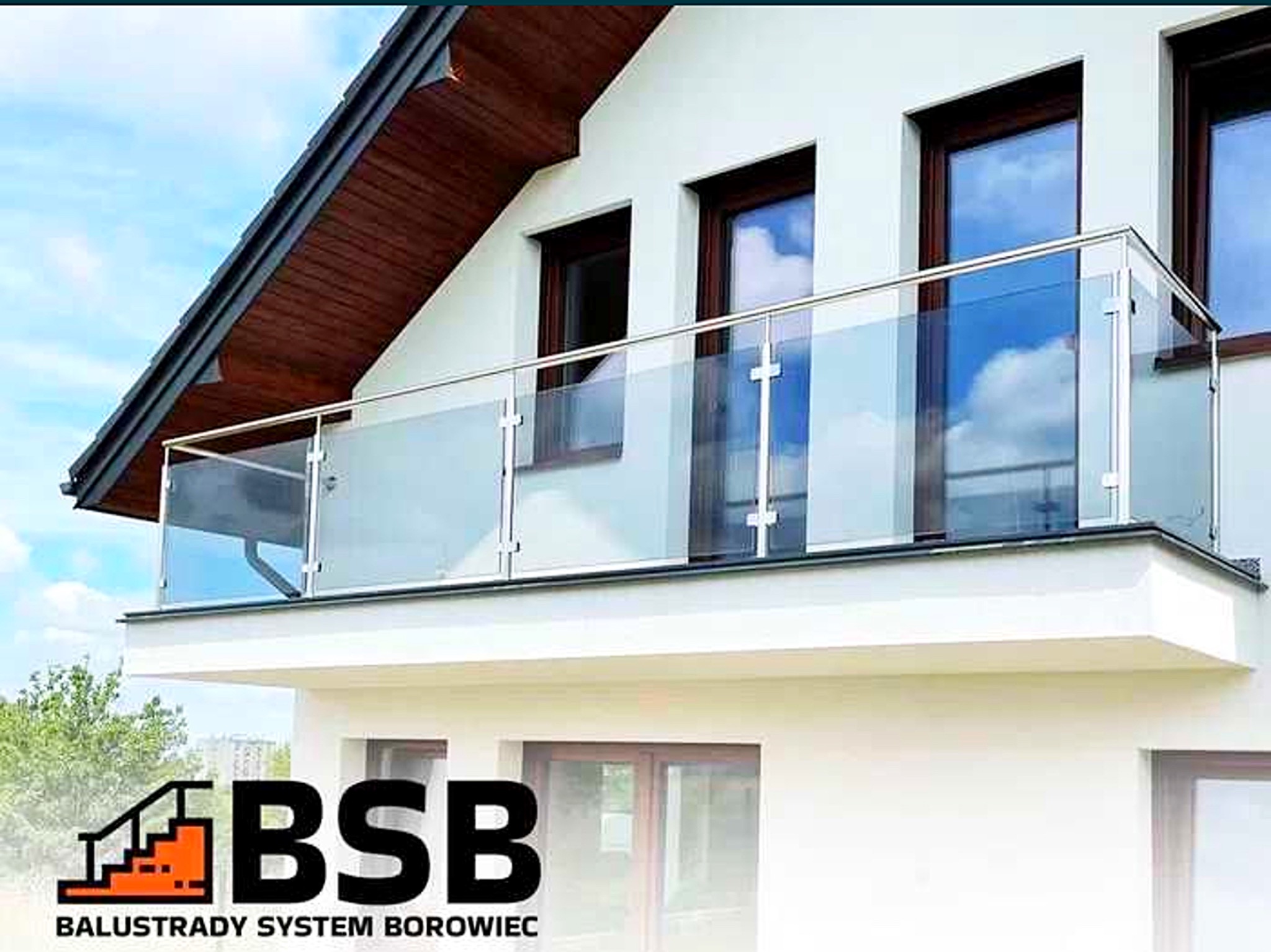 Balkon z nowoczesną szklaną balustradą ze słupkami ze stali nierdzewnej, widok z dołu na tle błękitnego nieba i białej elewacji domu z brązowymi oknami, w rogu widoczne logo firmy.